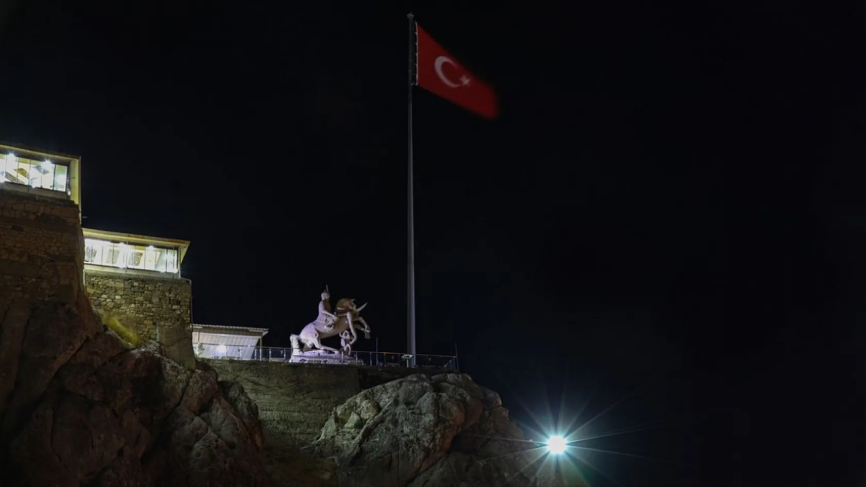 Tarihi Harput Mahallesi gece görüntülendi