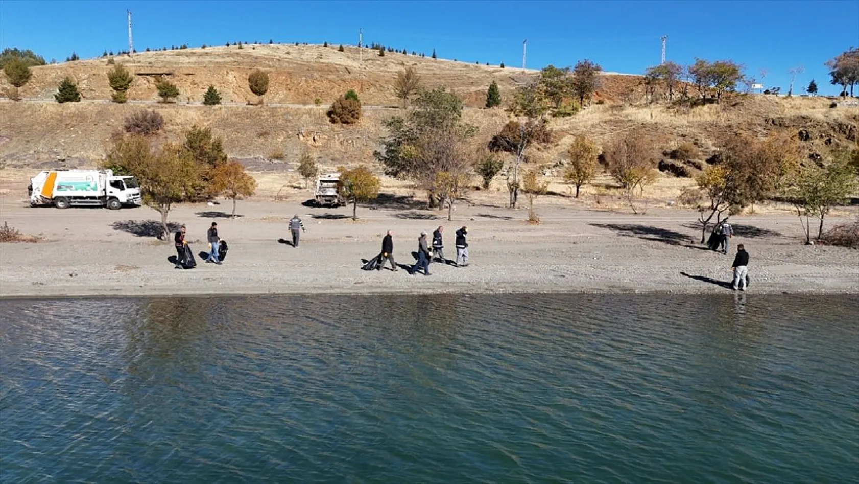 Hazar Gölü kıyısında 5 ton çöp toplandı