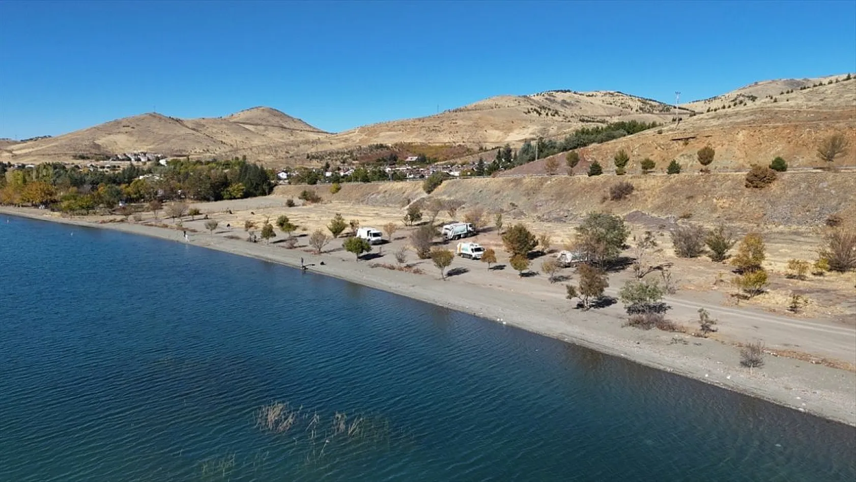 Hazar Gölü kıyısında 5 ton çöp toplandı