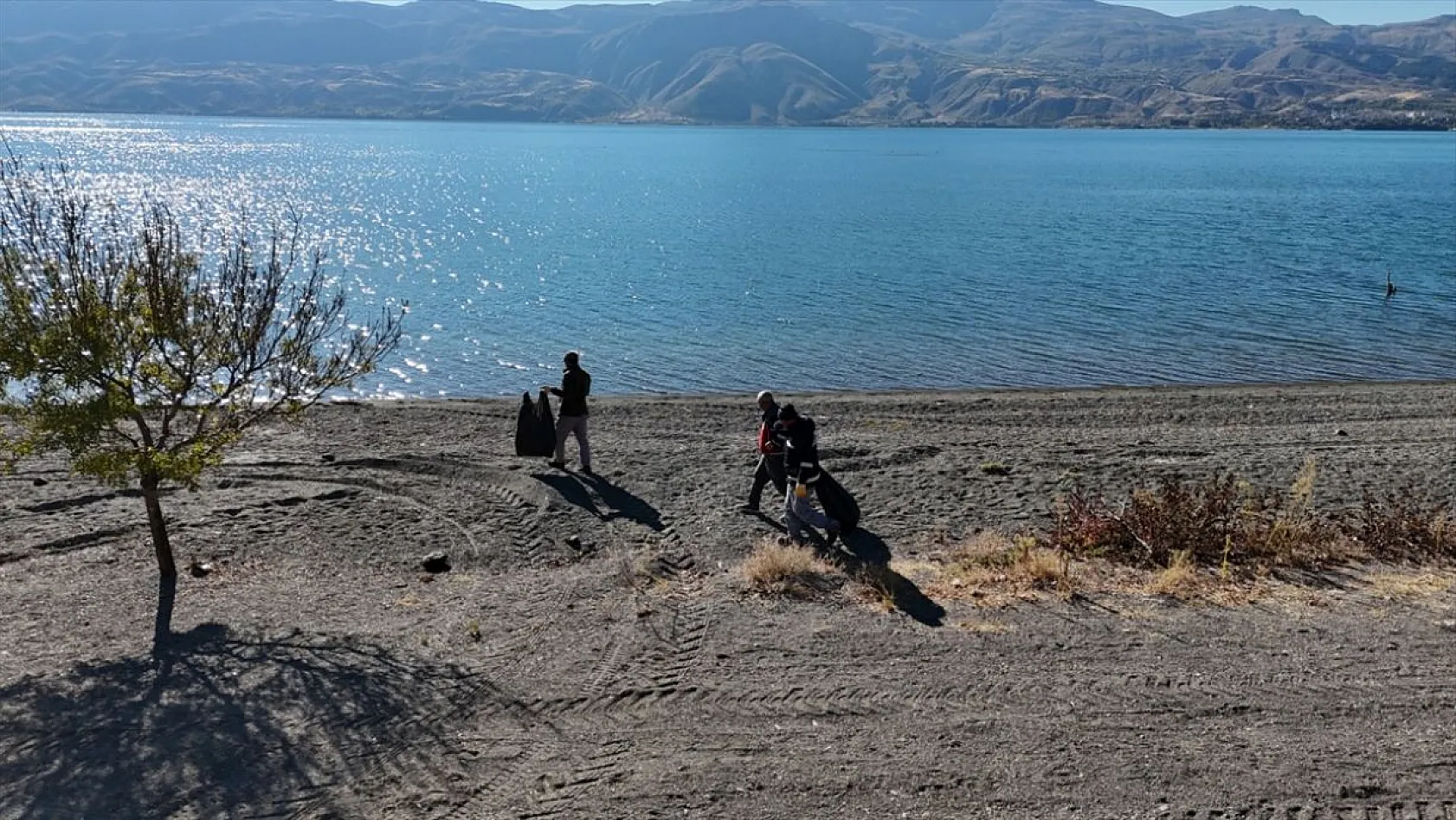 Hazar Gölü kıyısında 5 ton çöp toplandı