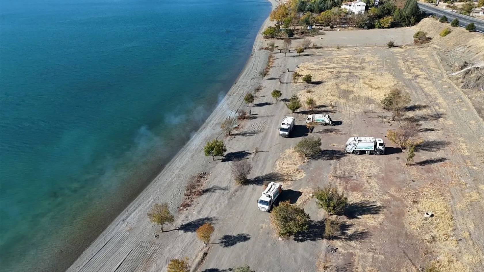 Hazar Gölü kıyısında 5 ton çöp toplandı