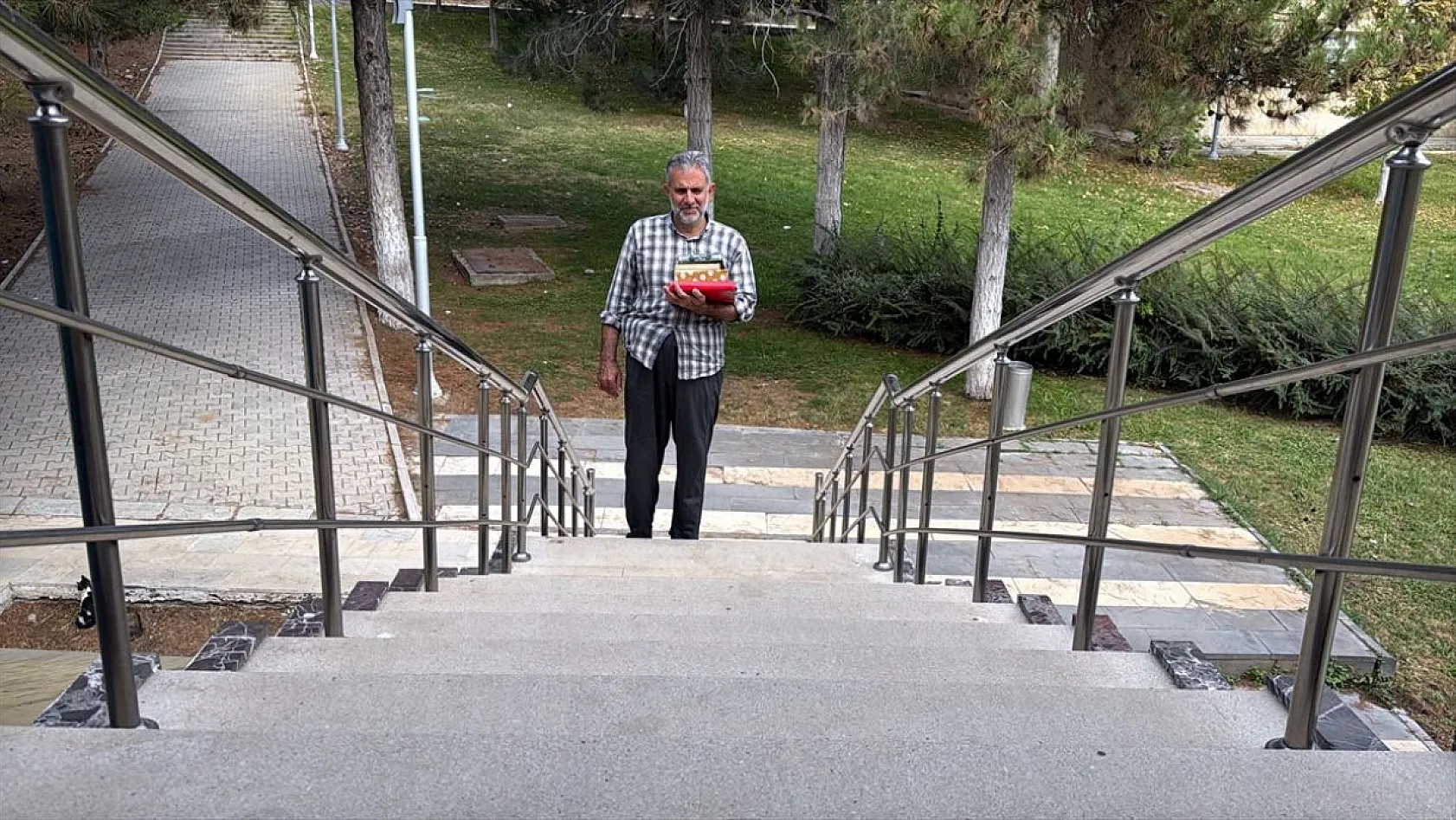 Yıpranan Kur'an-ı Kerim'leri ciltleme sanatıyla gönüllü onarıyor