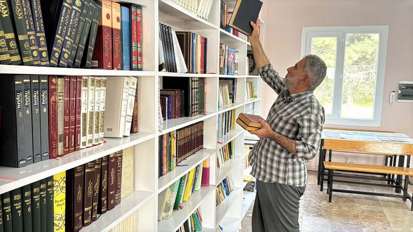 Yıpranan Kur'an-ı Kerim'leri ciltleme sanatıyla gönüllü onarıyor