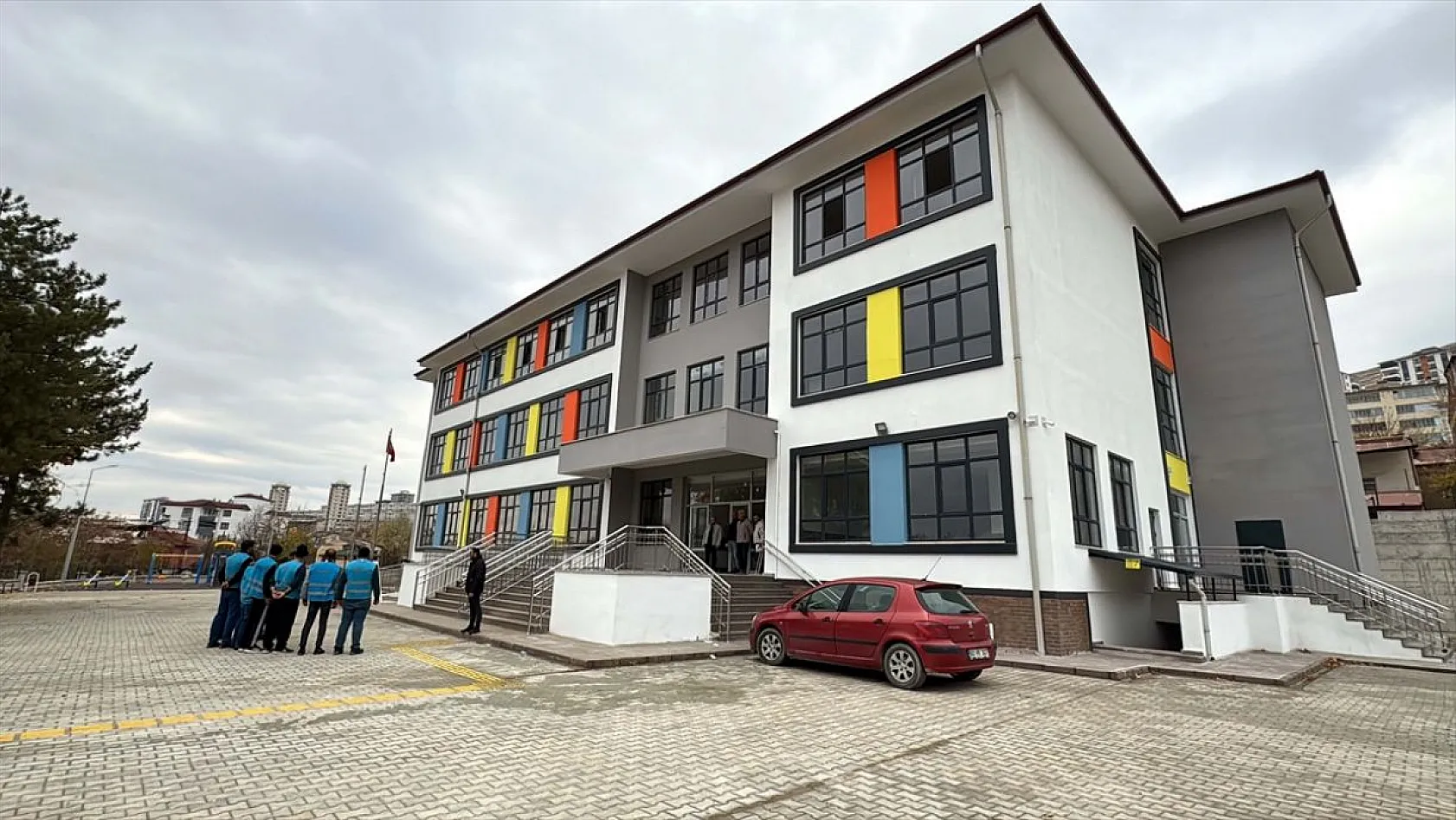 İnşa edilen okulların 'temizliğini' hükümlüler yapıyor