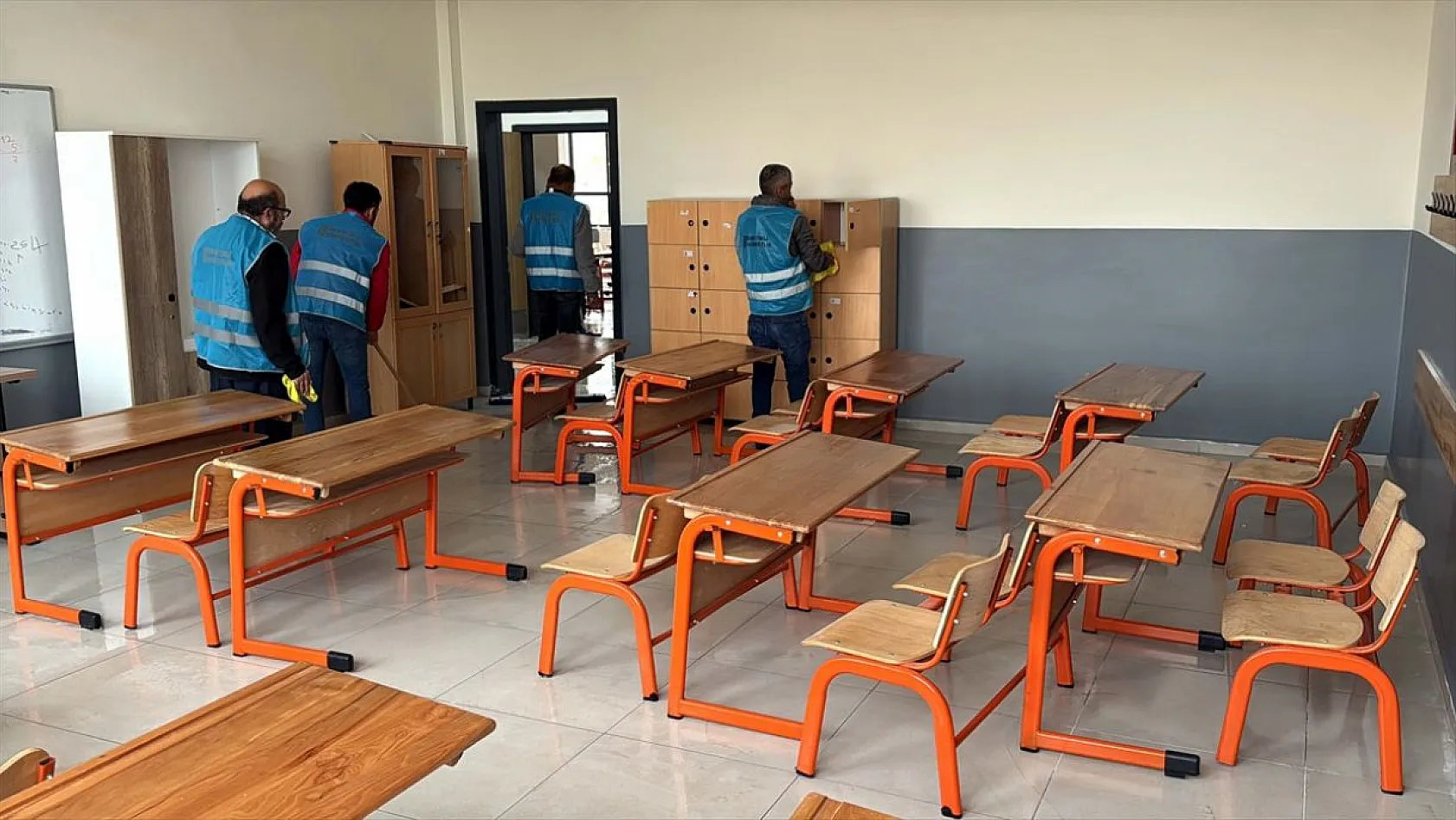 İnşa edilen okulların 'temizliğini' hükümlüler yapıyor