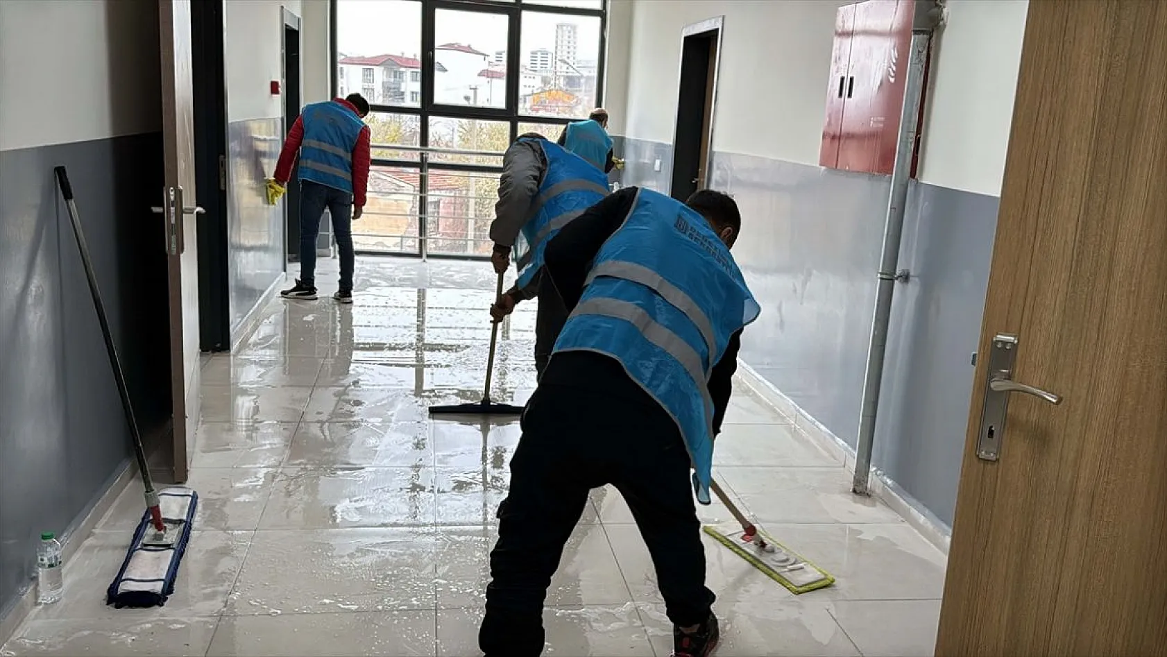 İnşa edilen okulların 'temizliğini' hükümlüler yapıyor