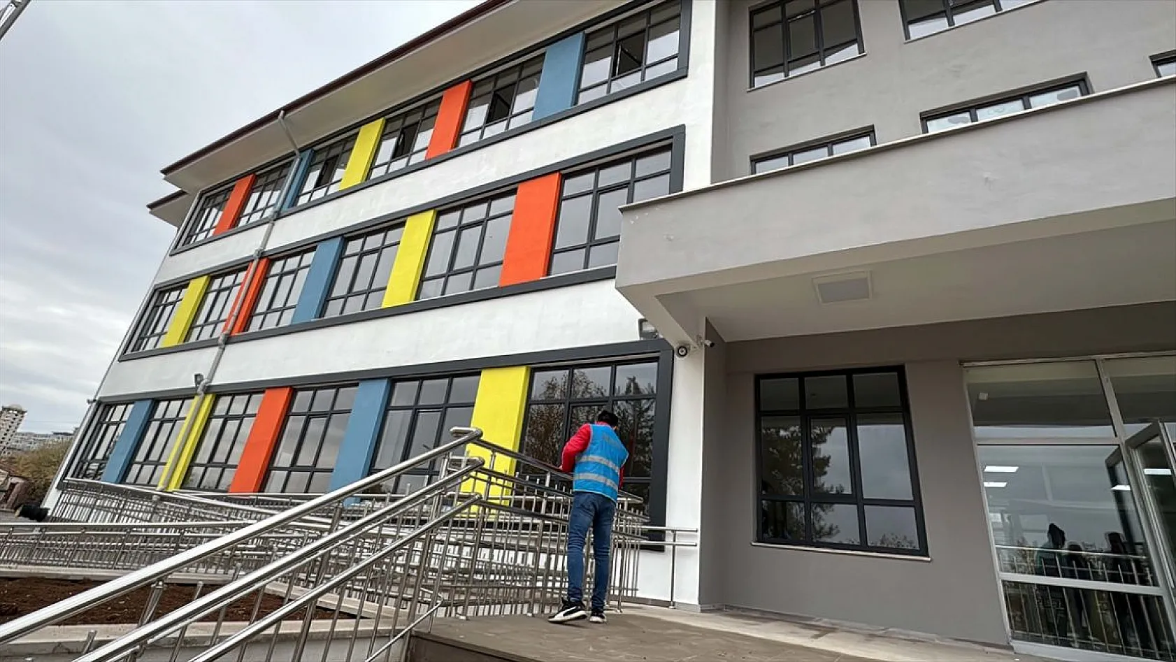 İnşa edilen okulların 'temizliğini' hükümlüler yapıyor