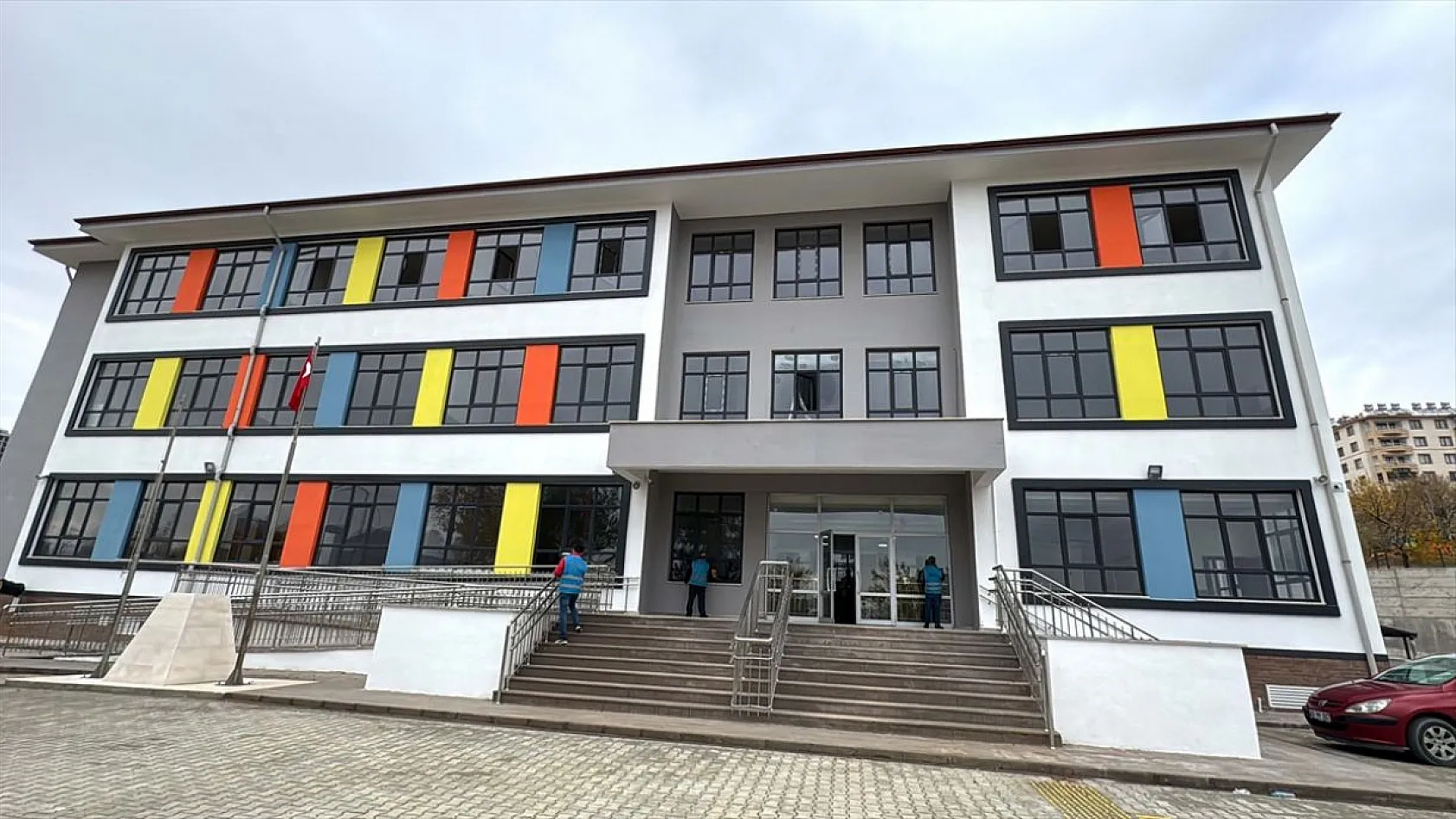 İnşa edilen okulların 'temizliğini' hükümlüler yapıyor