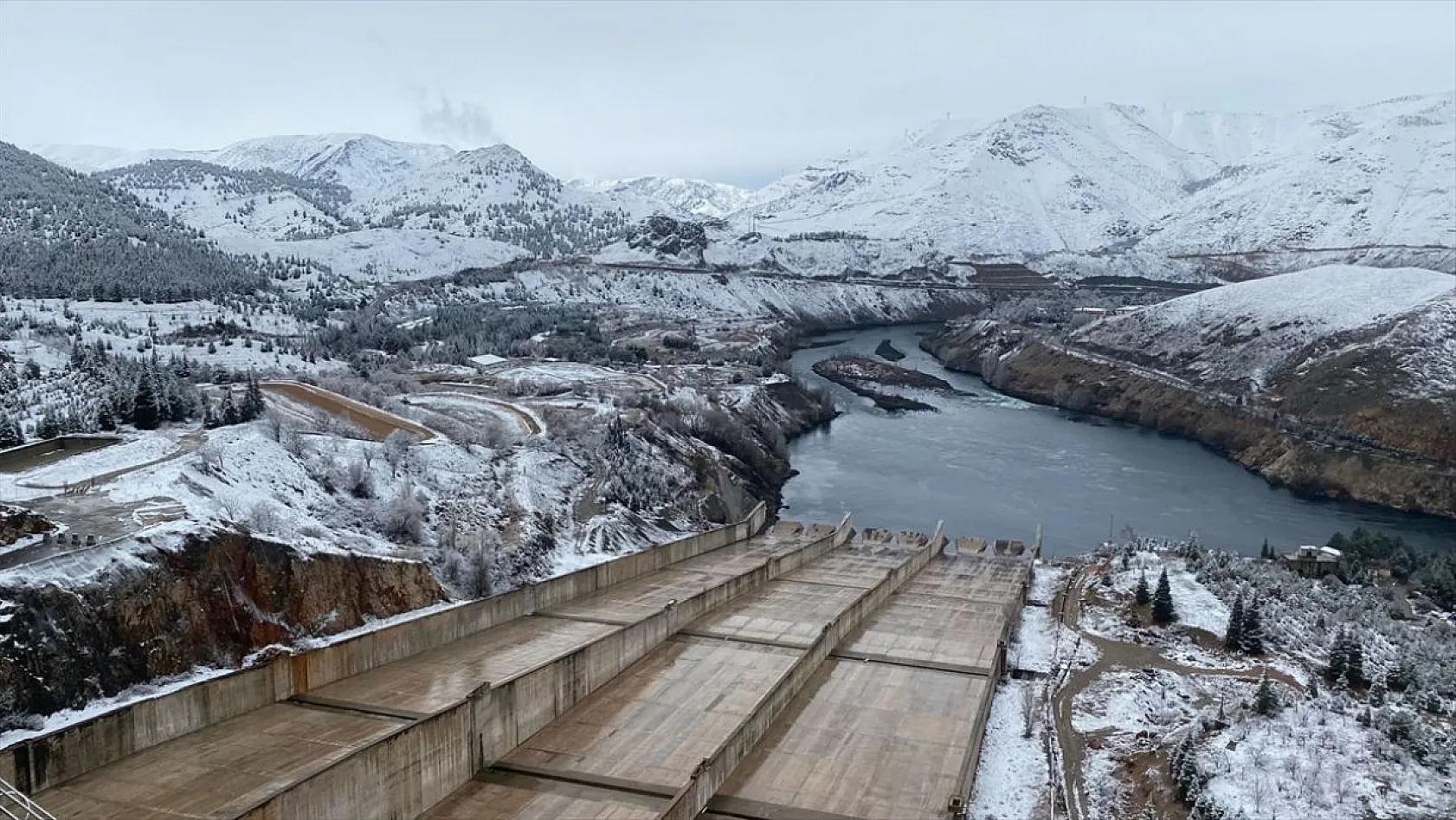 Keban Barajında etkili olan kar güzel görüntü oluşturdu