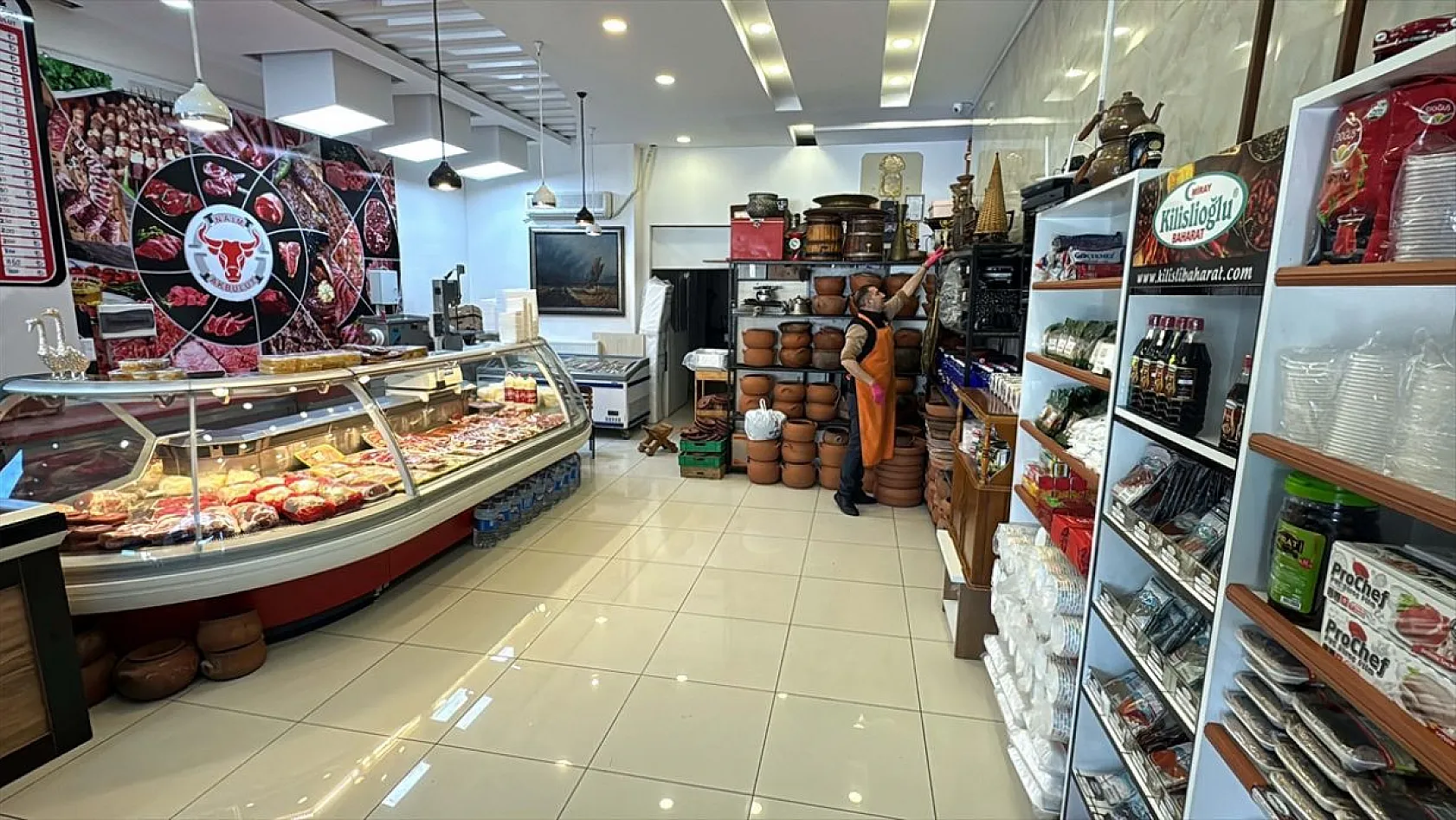 Elazığlı kasap antika tutkusunu dükkanında yaşatıyor