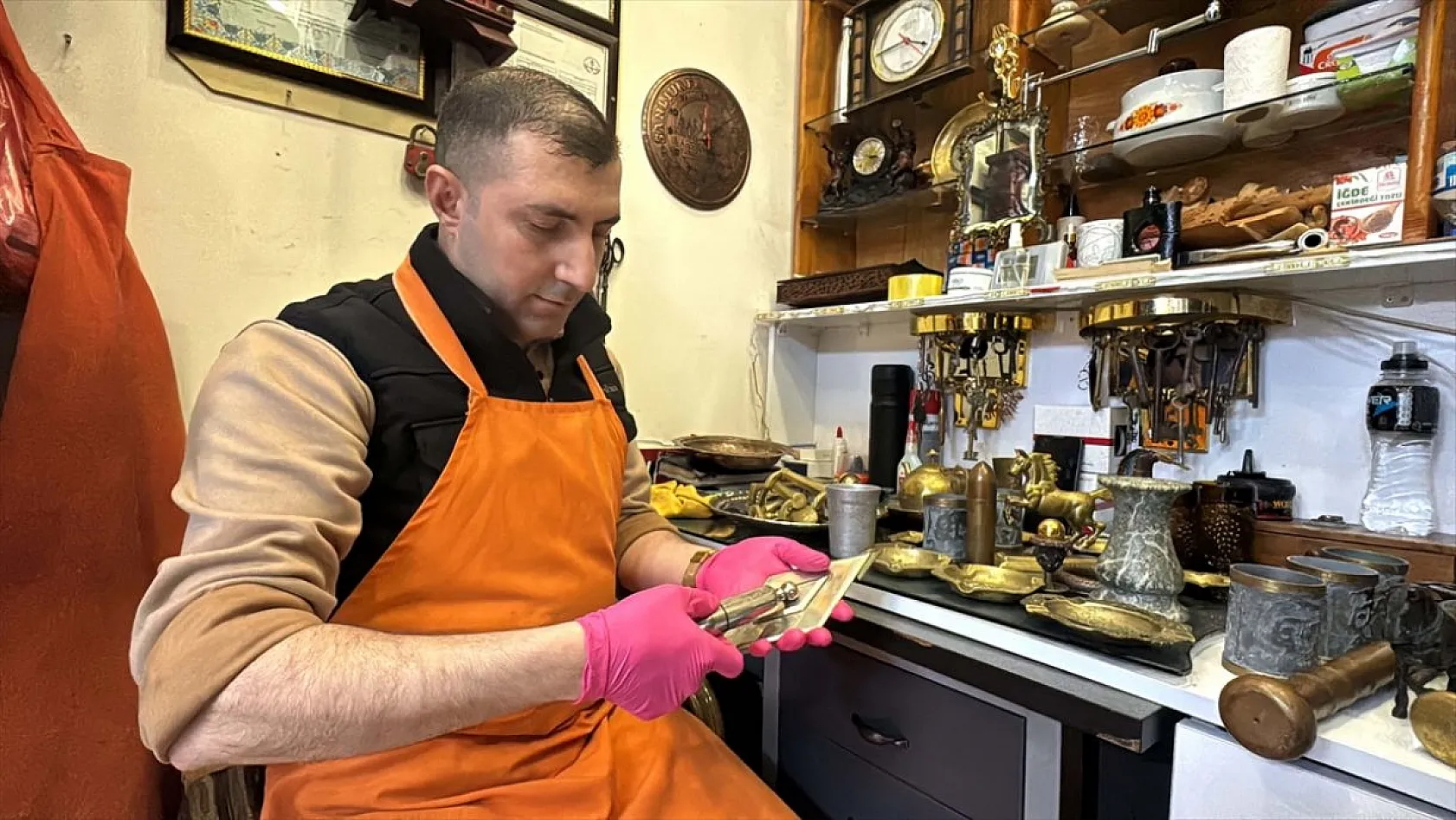 Elazığlı kasap antika tutkusunu dükkanında yaşatıyor