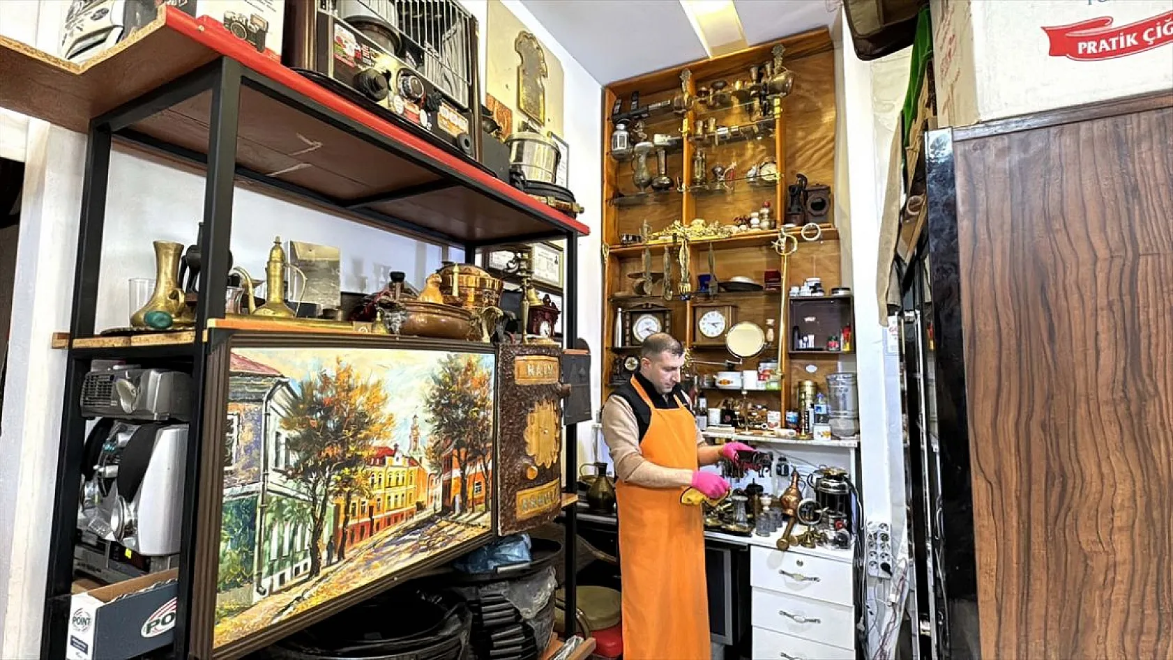 Elazığlı kasap antika tutkusunu dükkanında yaşatıyor