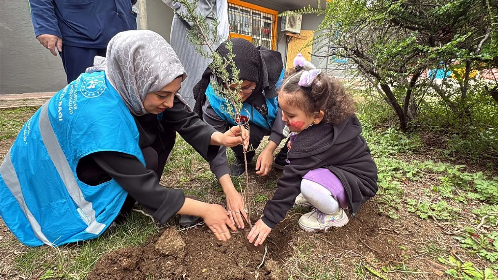 Üniversitelilerden miniklere çevre eğitimi