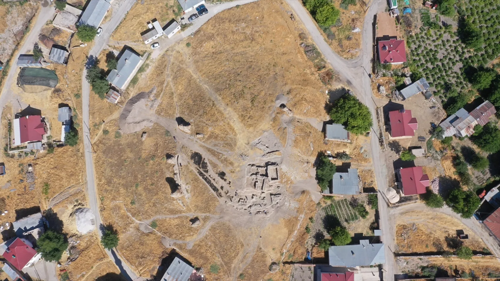 Elazığ'da 6 bin yıllık tapınak alanı bulundu