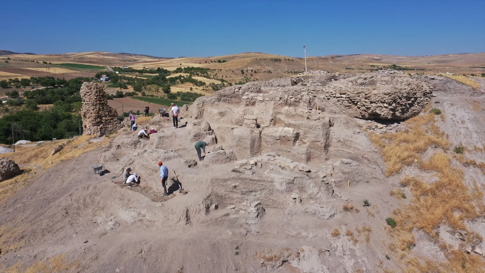 Elazığ'da 6 bin yıllık tapınak alanı bulundu