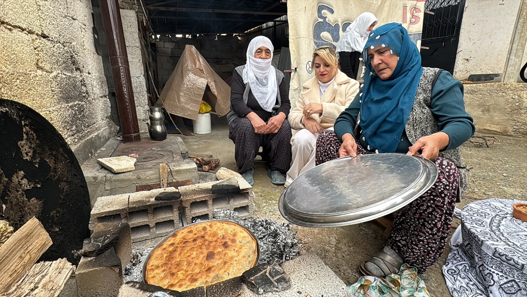 Unutulmaya yüz tutan lezzetleri kayıt altına almak için köyleri geziyor