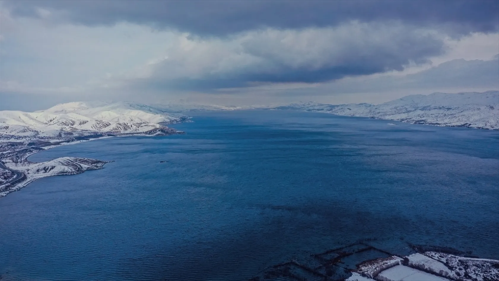 Karla kaplı 'Hazar Gölü' ziyaretçilerini ağırlıyor