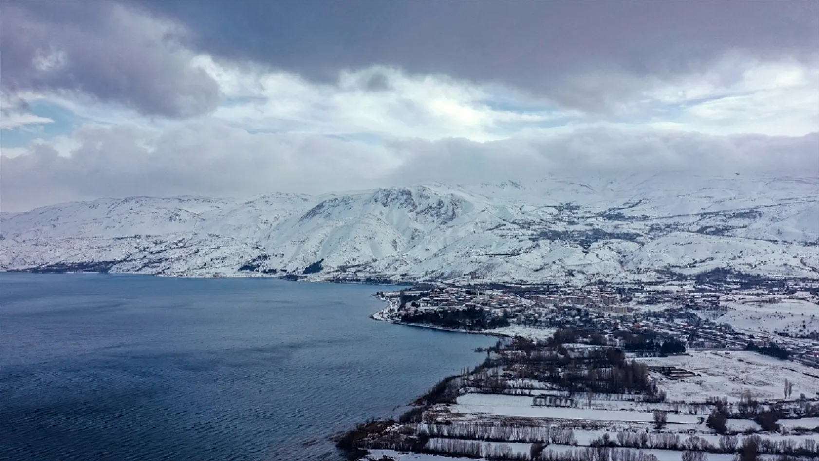Karla kaplı 'Hazar Gölü' ziyaretçilerini ağırlıyor