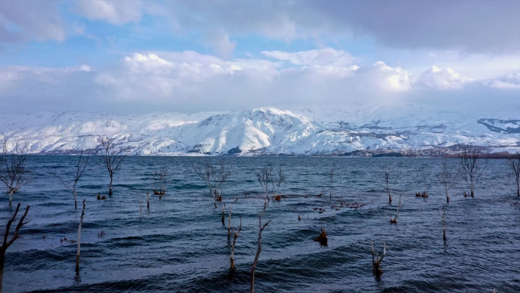 Karla kaplı 'Hazar Gölü' ziyaretçilerini ağırlıyor