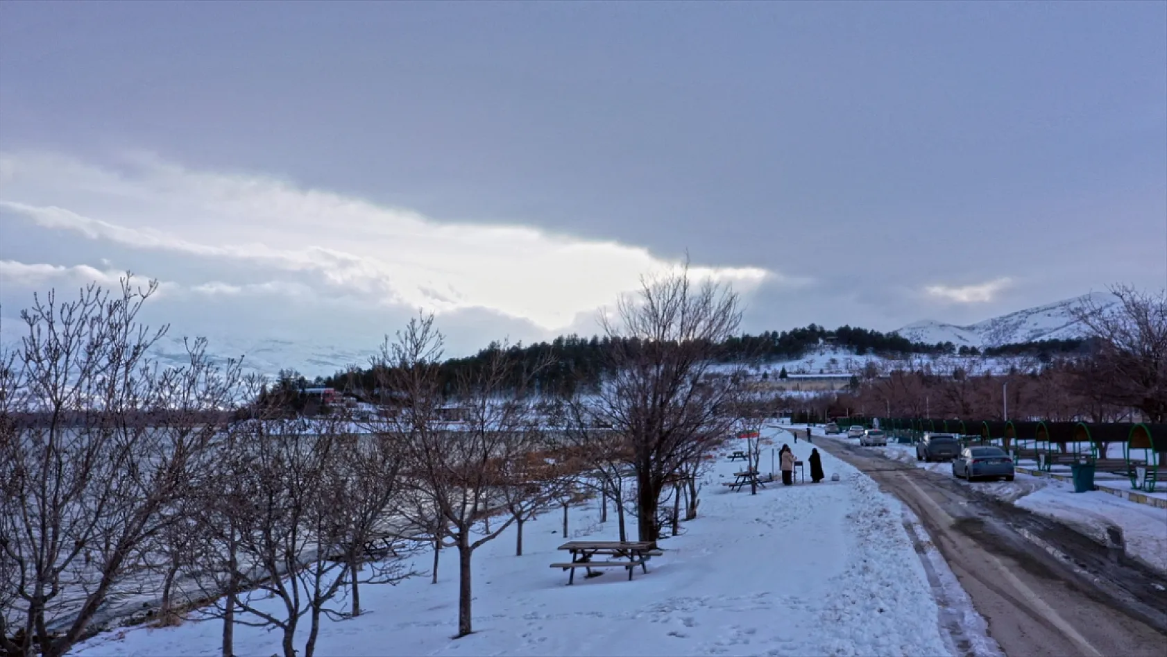 Karla kaplı 'Hazar Gölü' ziyaretçilerini ağırlıyor