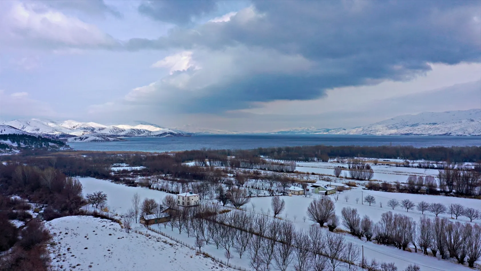 Karla kaplı 'Hazar Gölü' ziyaretçilerini ağırlıyor