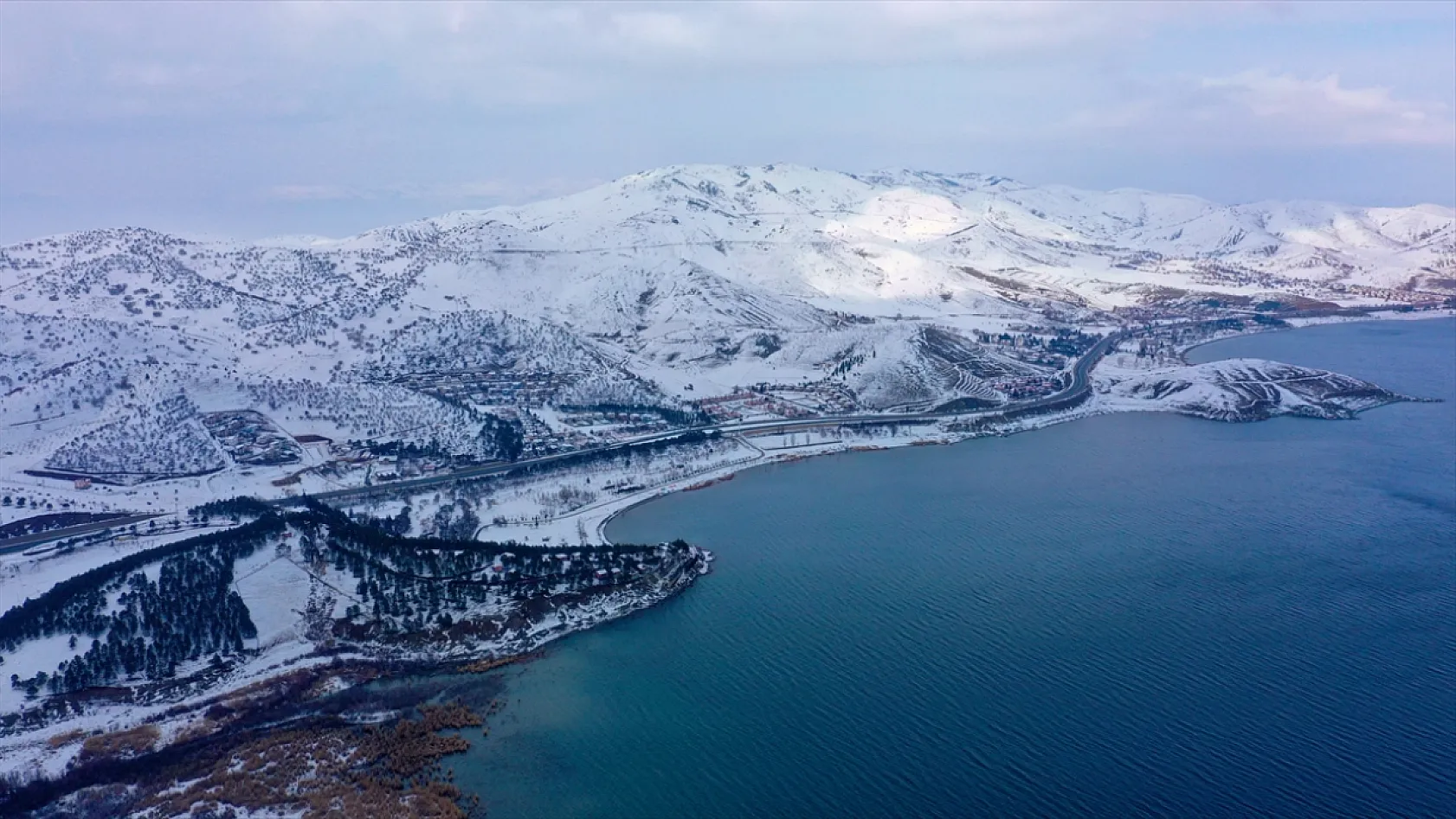Karla kaplı 'Hazar Gölü' ziyaretçilerini ağırlıyor