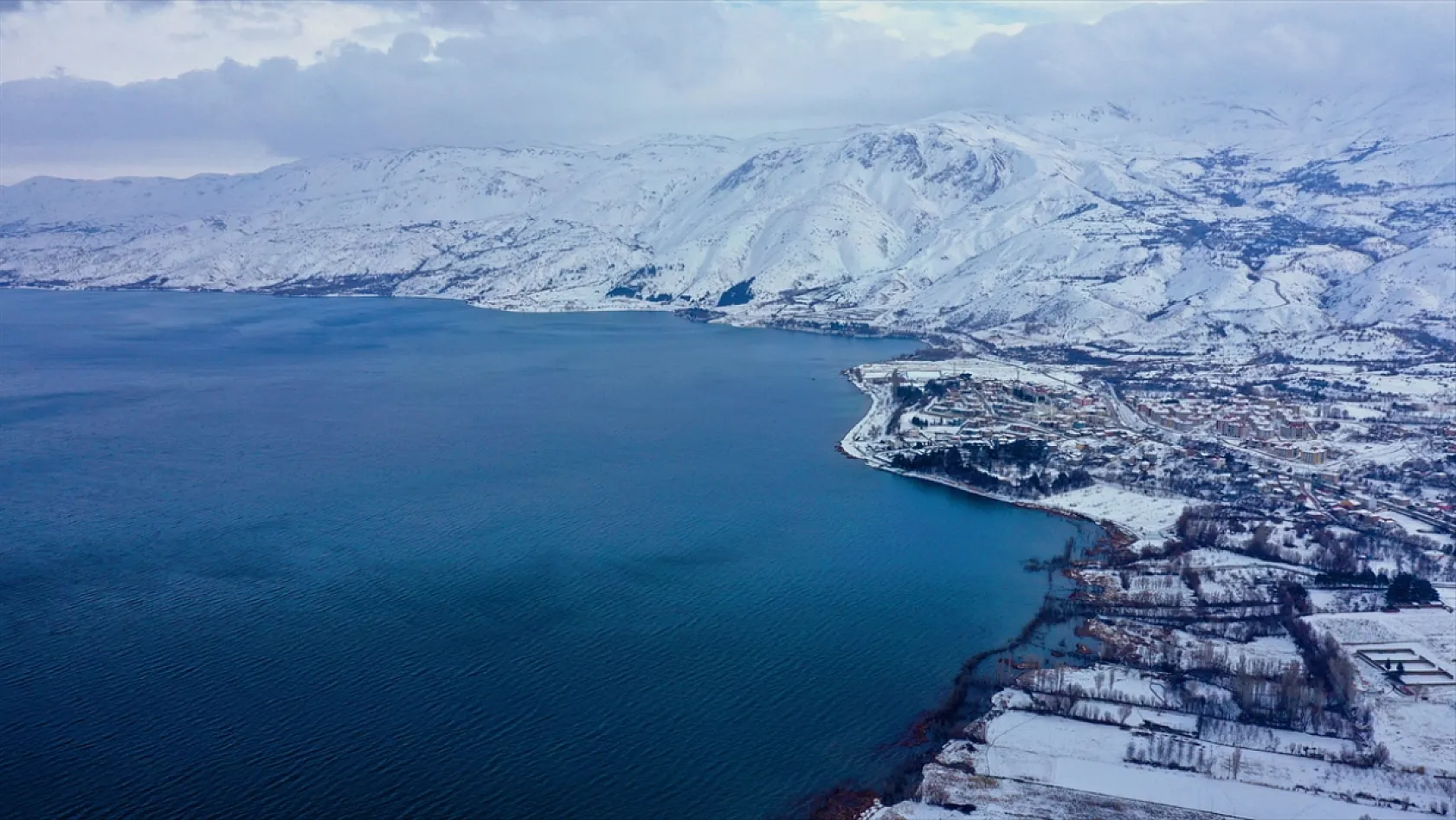 Karla kaplı 'Hazar Gölü' ziyaretçilerini ağırlıyor