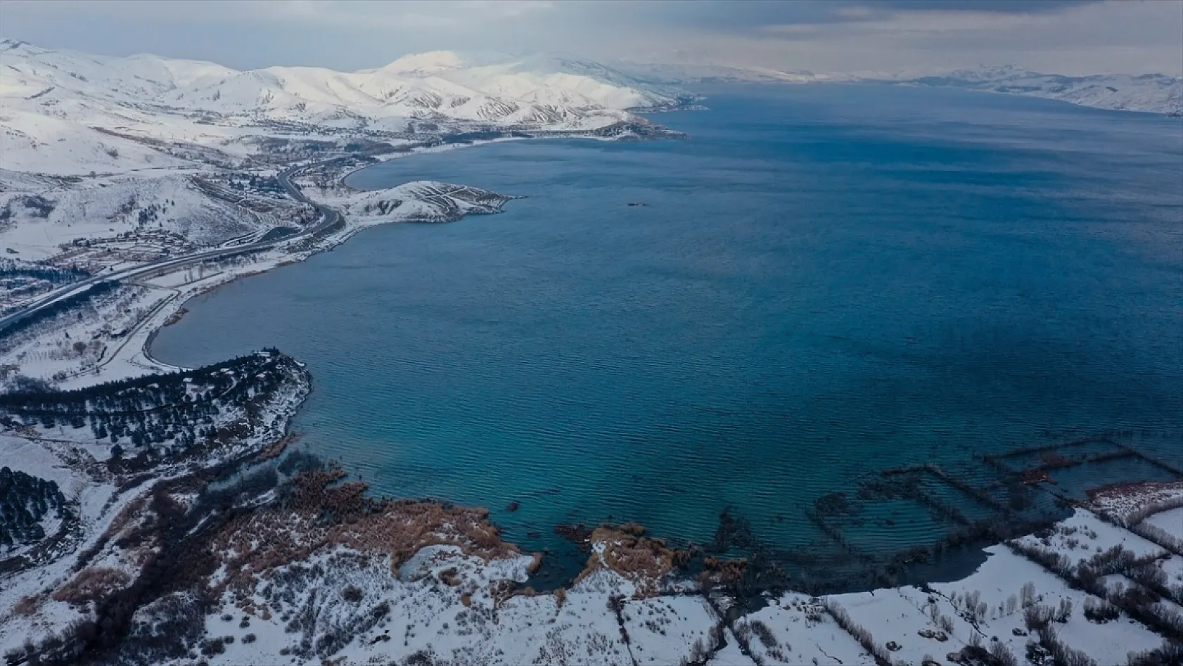 Karla kaplı 'Hazar Gölü' ziyaretçilerini ağırlıyor