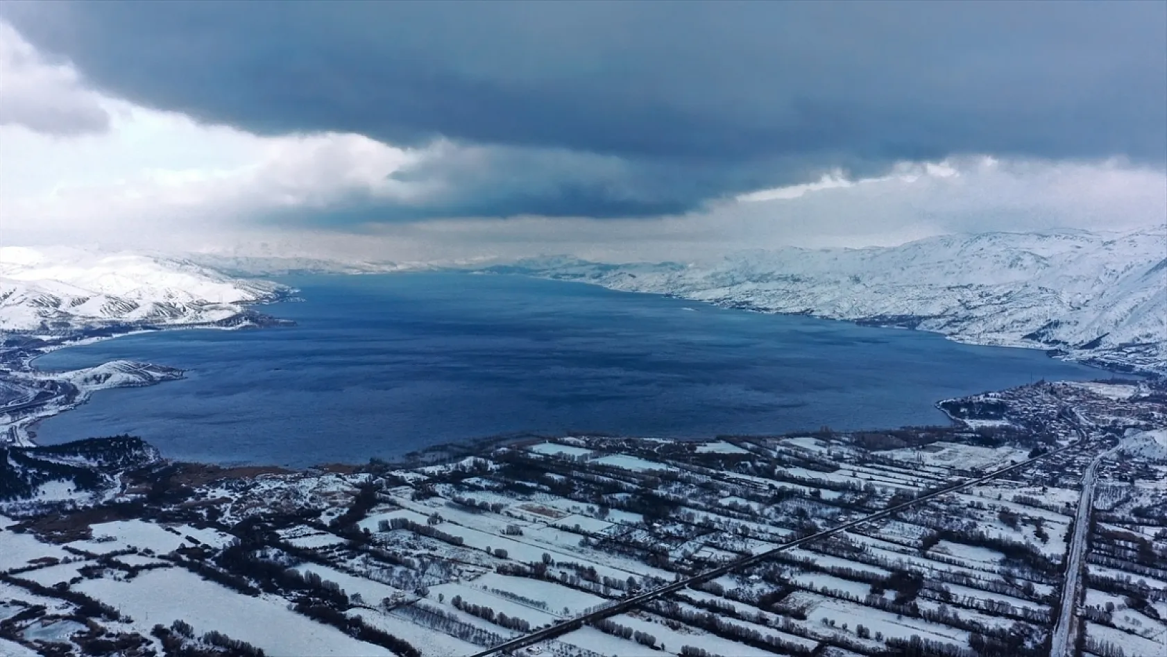 Karla kaplı 'Hazar Gölü' ziyaretçilerini ağırlıyor