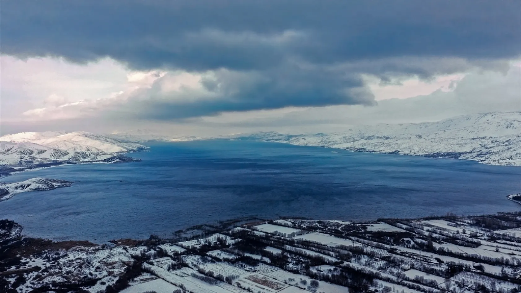 Karla kaplı 'Hazar Gölü' ziyaretçilerini ağırlıyor