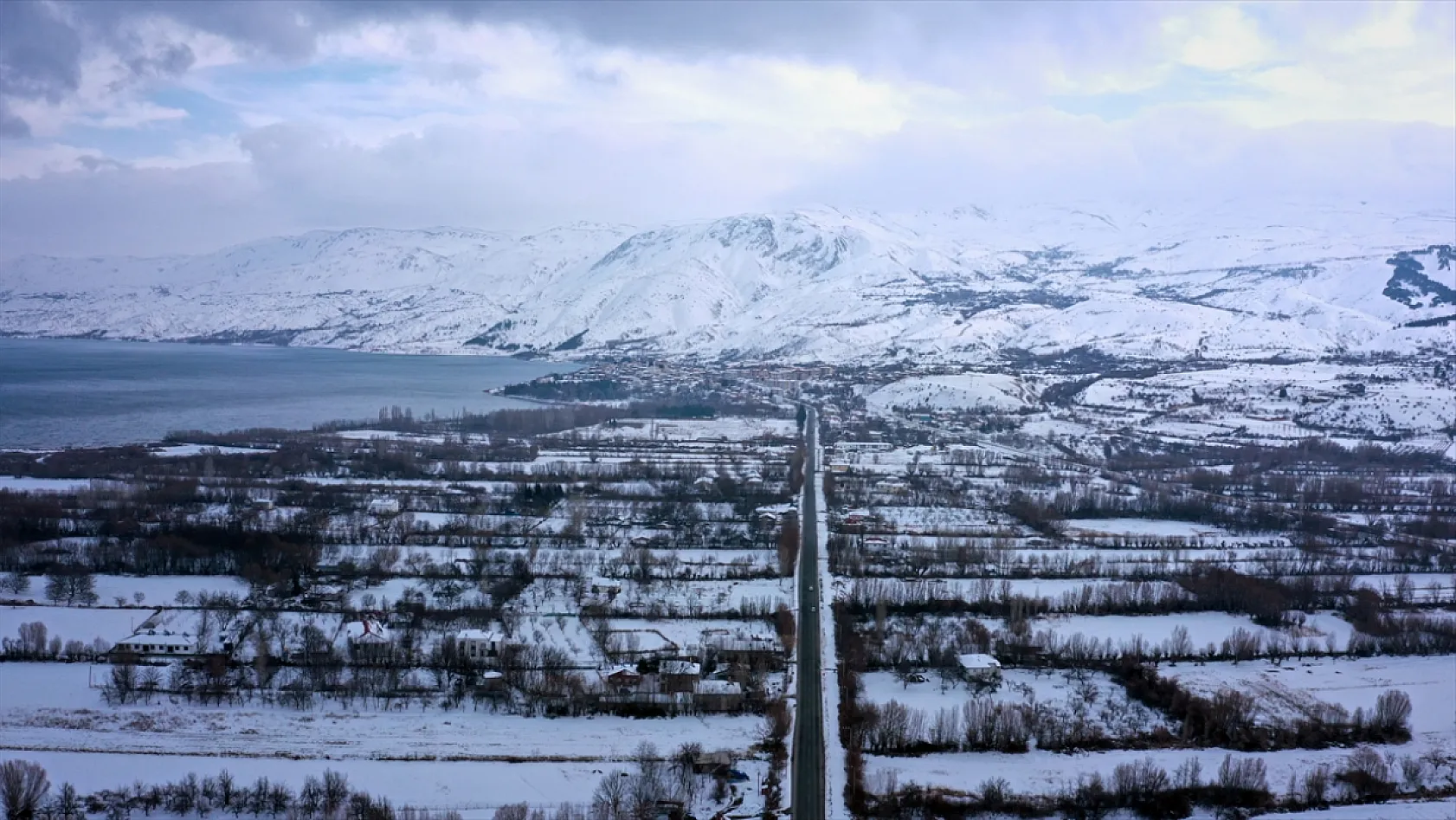 Karla kaplı 'Hazar Gölü' ziyaretçilerini ağırlıyor