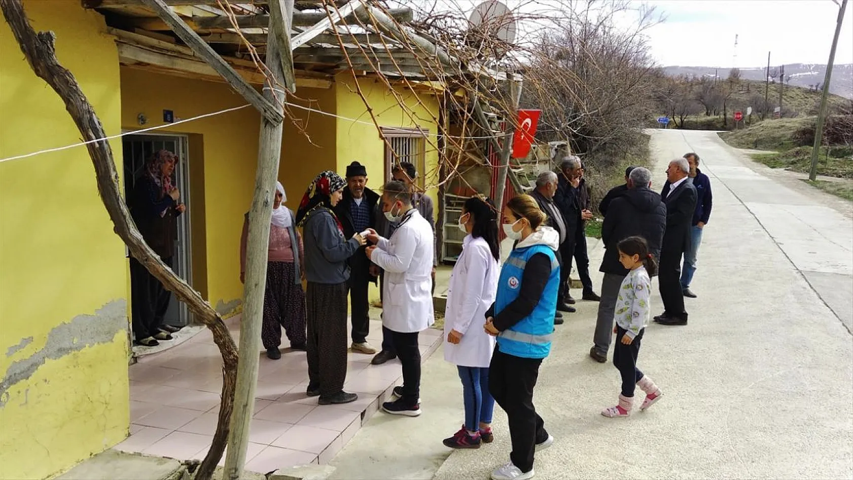 Kırsaldaki depremzedelere gezici sağlık hizmeti