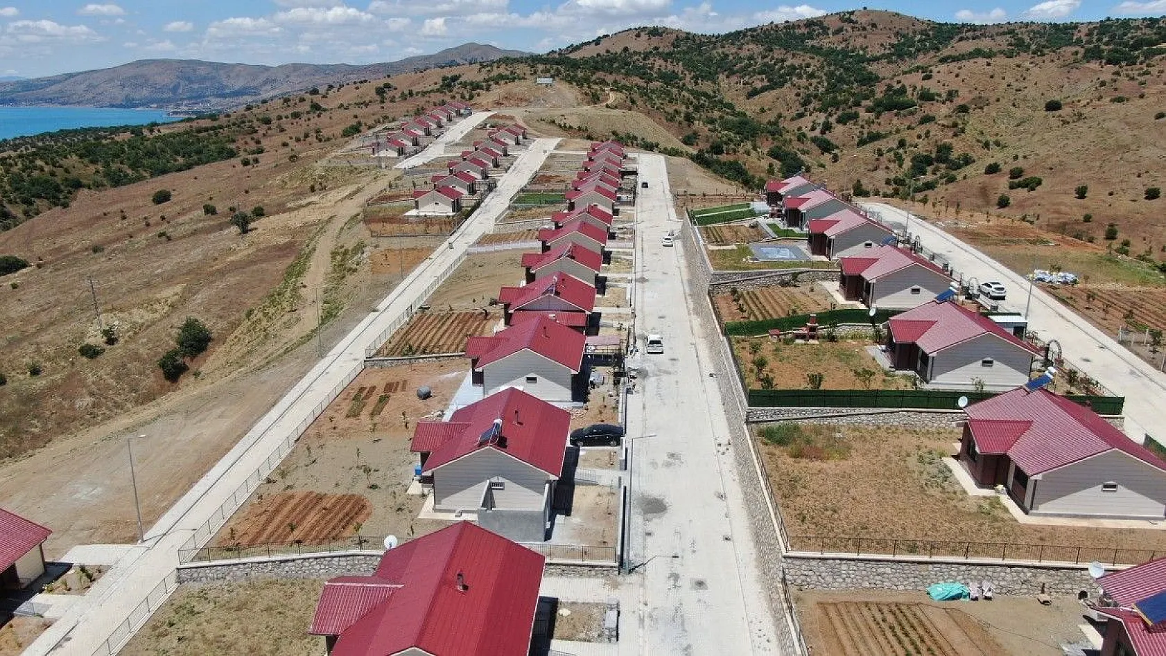 Göl manzaralı köy konutları, tatil köyünü aratmıyor