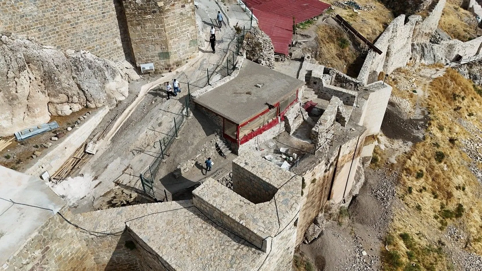 Bin yıllık sanayi sitesi Harput Kalesi'nde ortaya çıkarıldı