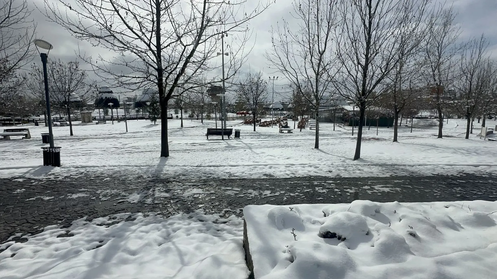 Elazığ'da gece boyunca kar yağdı