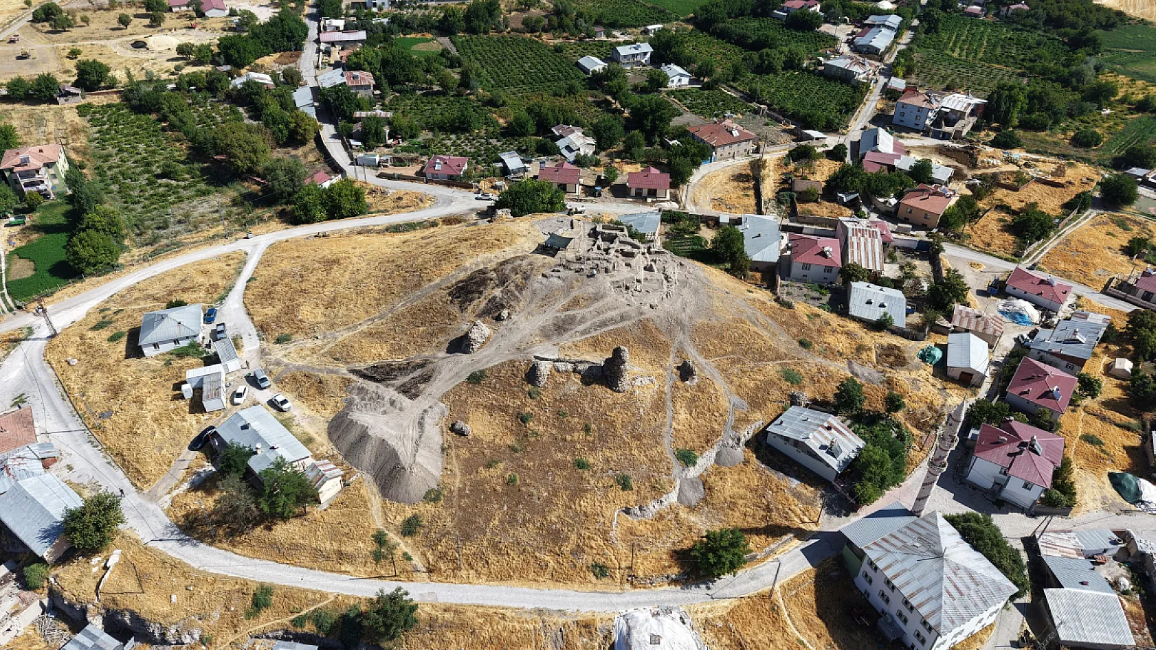 Elazığ'da 6 bin yıllık seramikler ortaya çıkarıldı