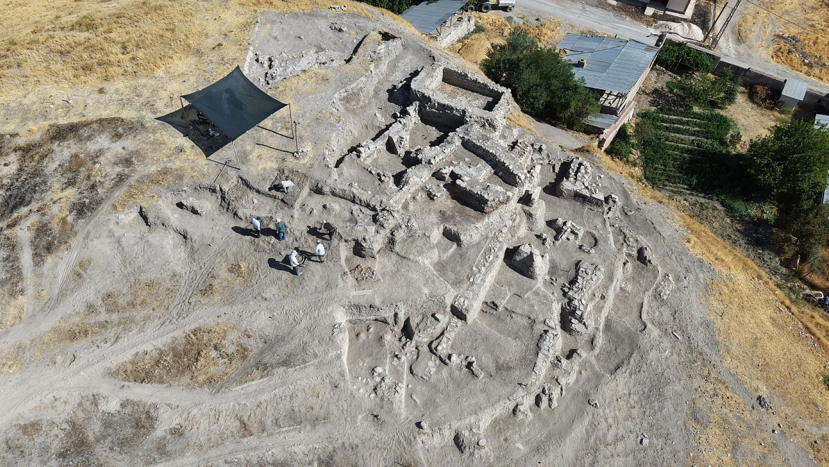 Elazığ'da 6 bin yıllık seramikler ortaya çıkarıldı