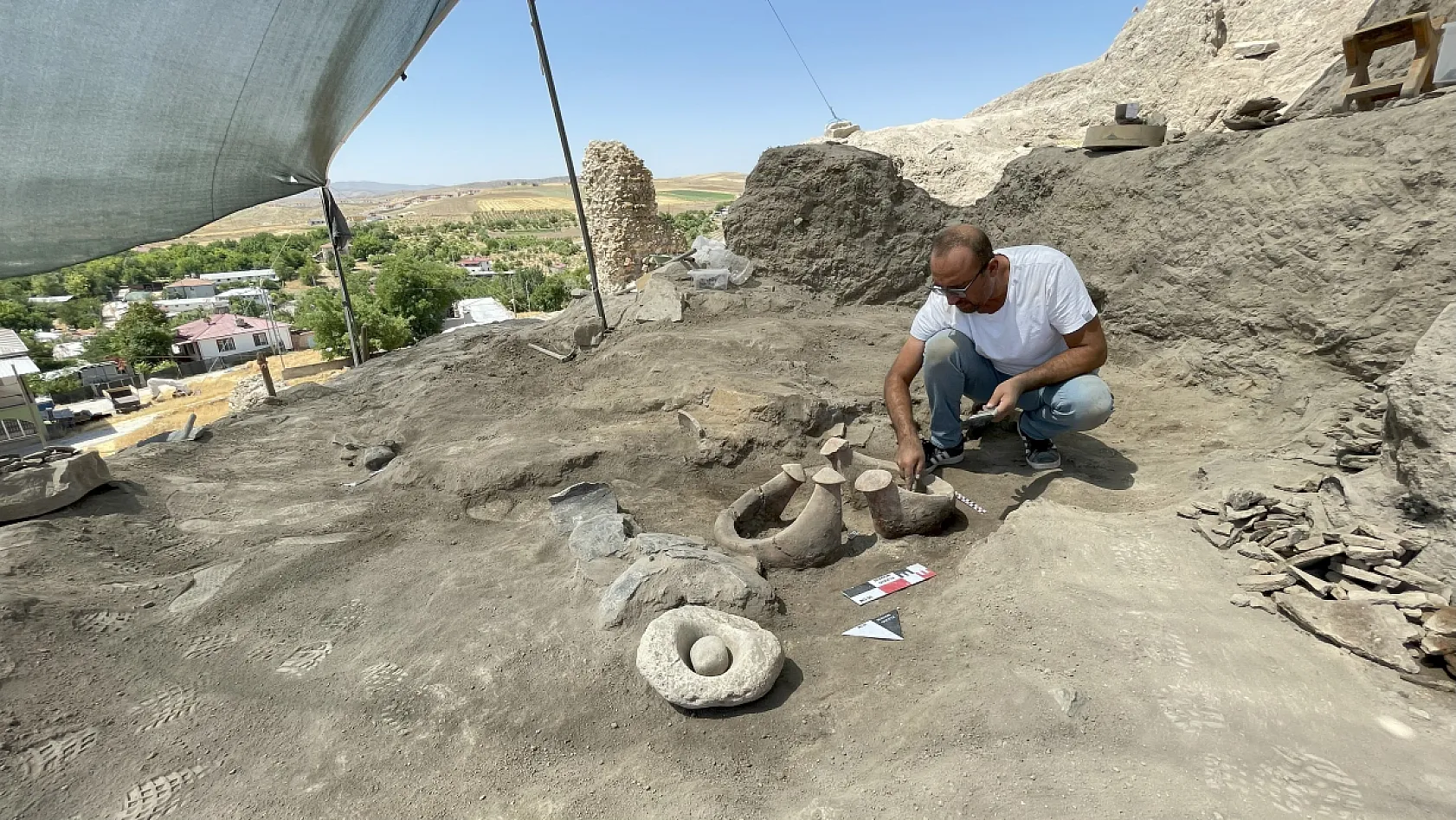 Elazığ'da 6 bin yıllık seramikler ortaya çıkarıldı