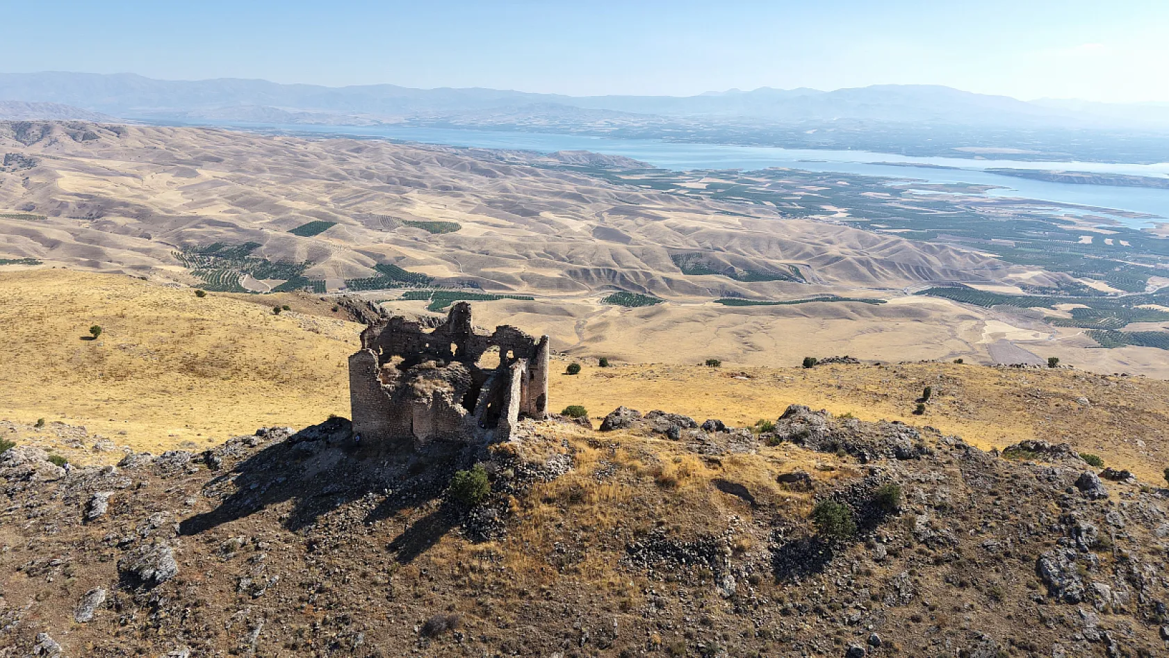 Elazığ'da bin yıllık manastıra zorlu yolculuk