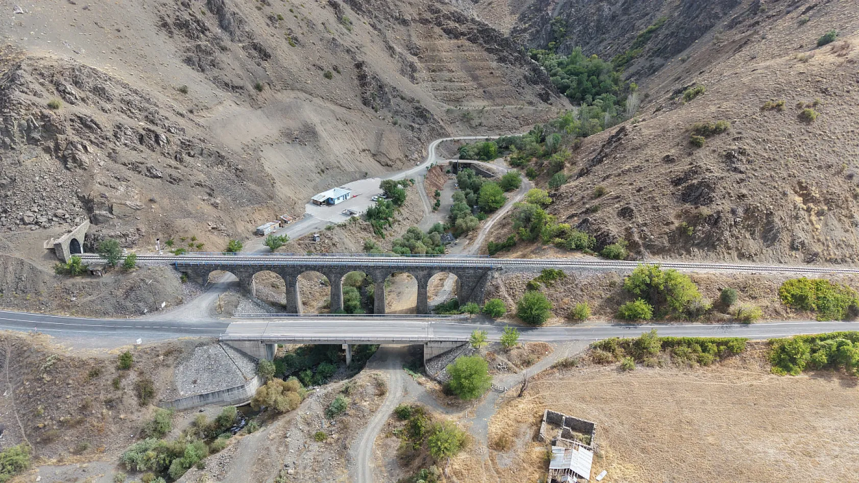 Palu'da aynı derede dört medeniyete ait köprüler bir arada