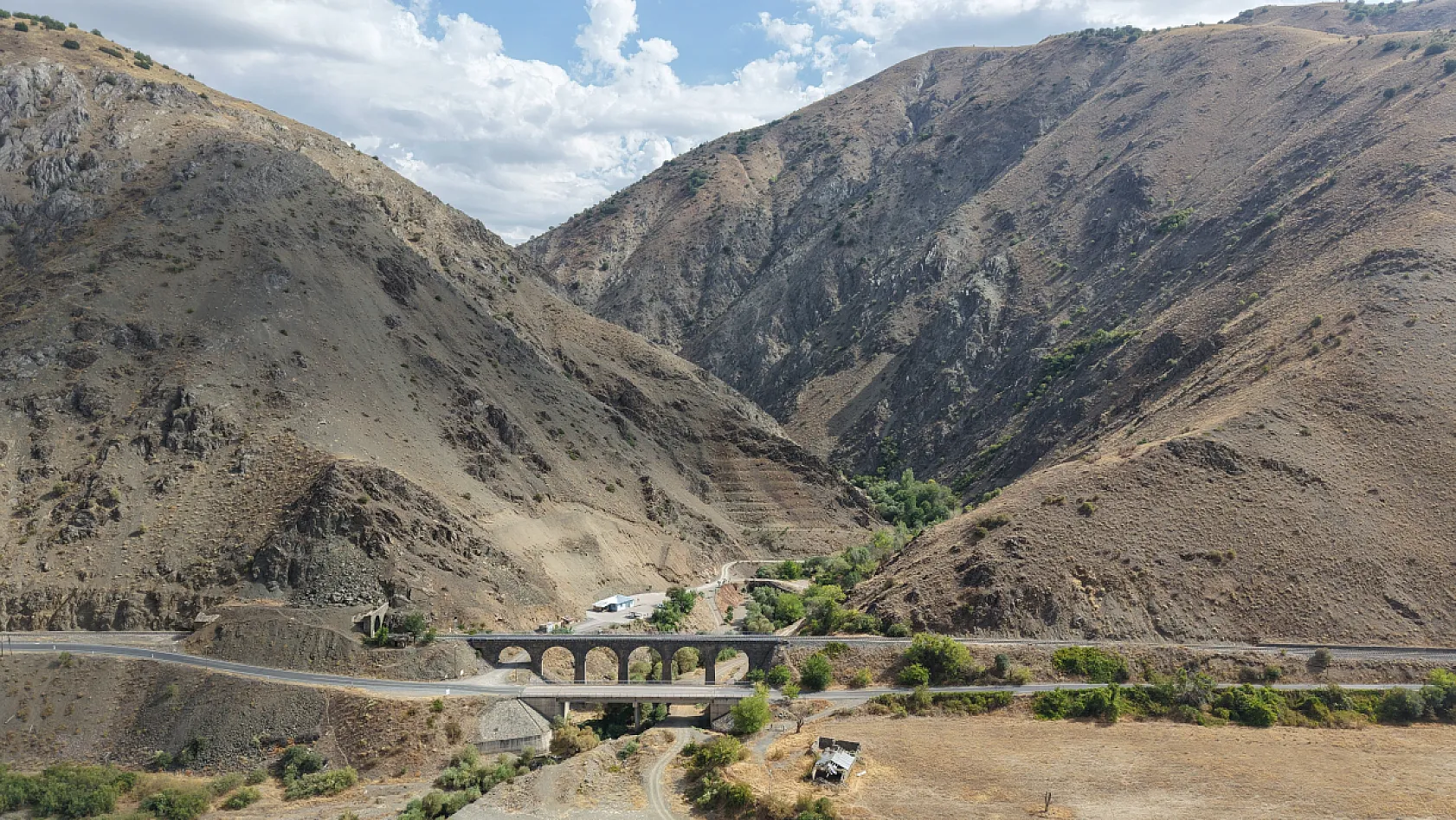 Palu'da aynı derede dört medeniyete ait köprüler bir arada