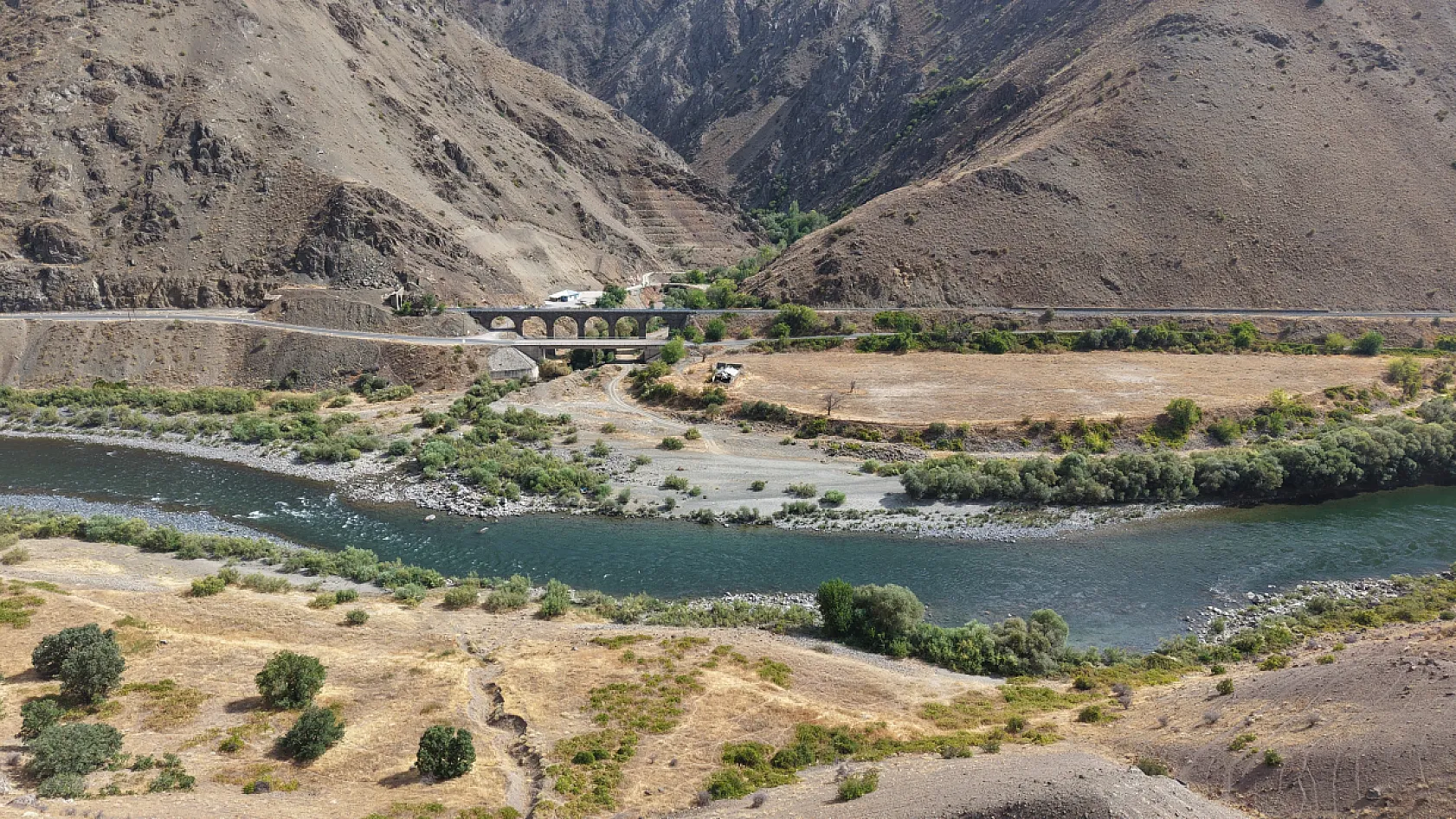 Palu'da aynı derede dört medeniyete ait köprüler bir arada