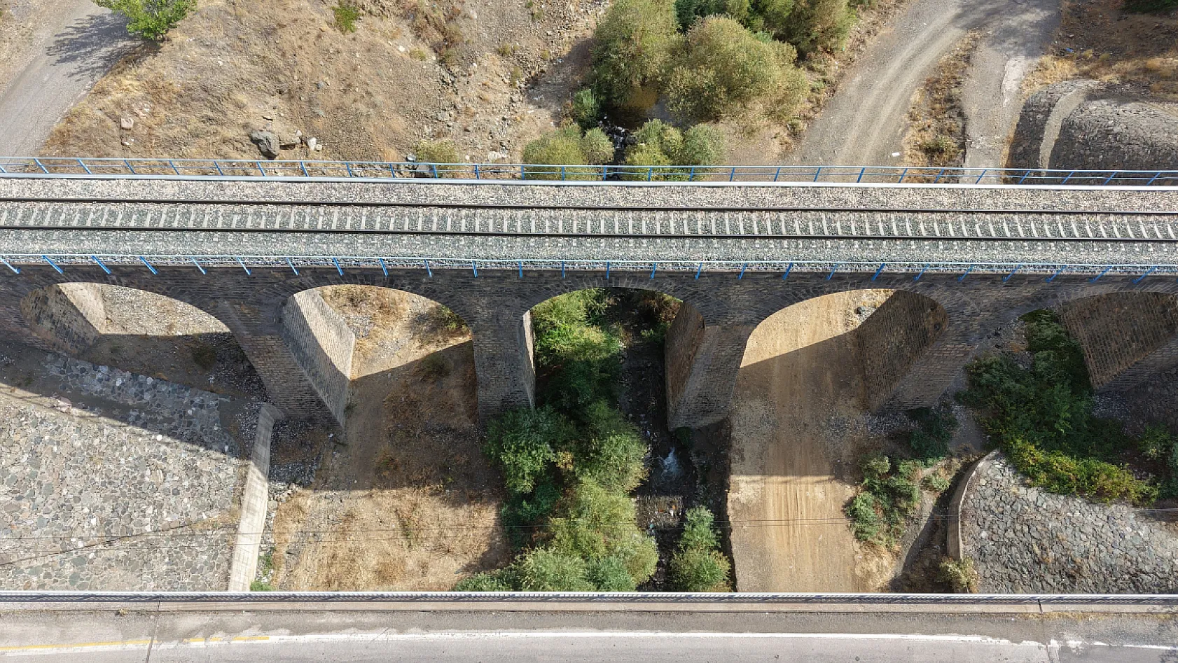 Palu'da aynı derede dört medeniyete ait köprüler bir arada