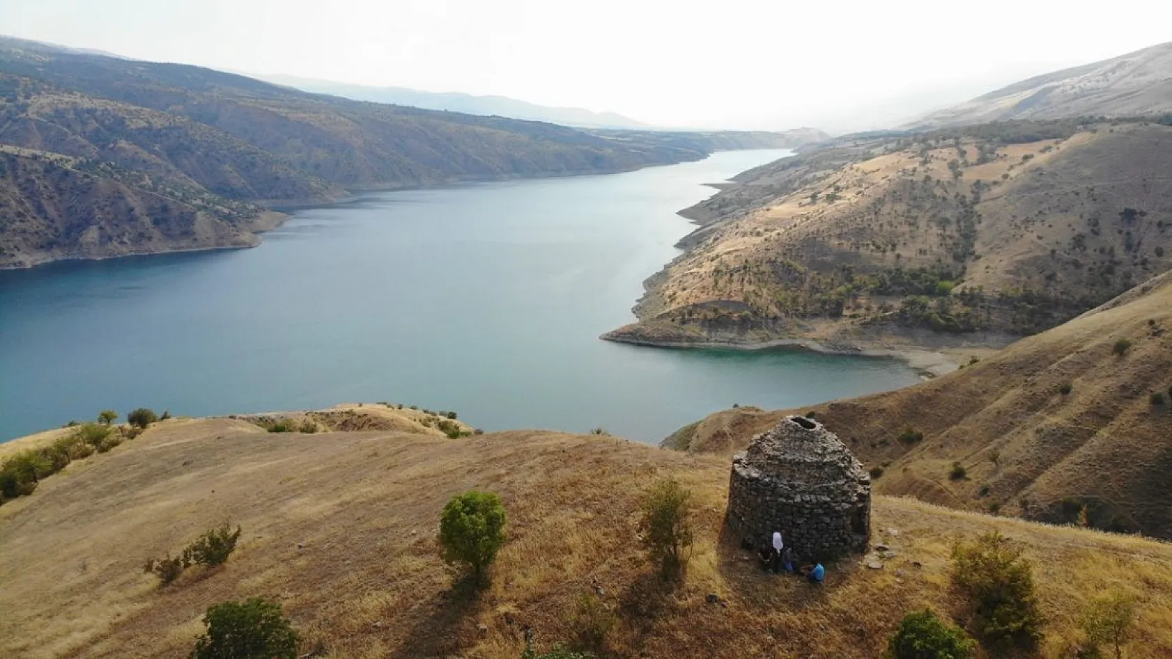 800 yıllık kümbet zamana direniyor