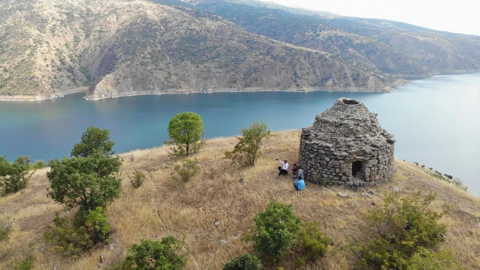 800 yıllık kümbet zamana direniyor