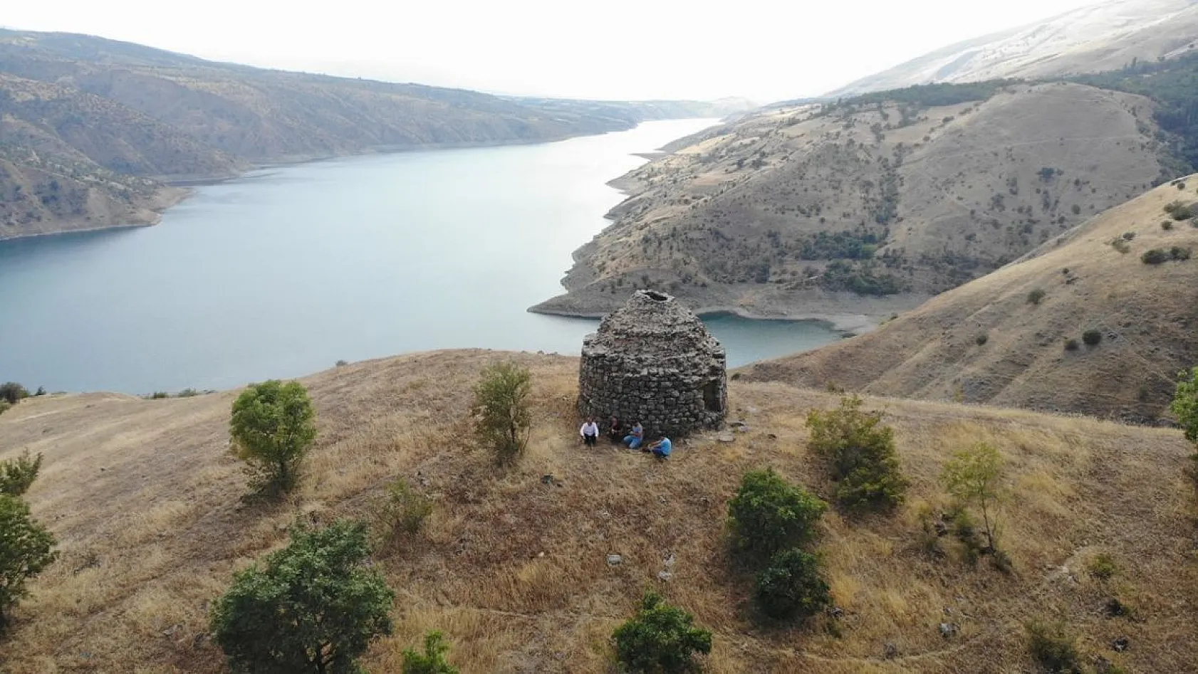 800 yıllık kümbet zamana direniyor