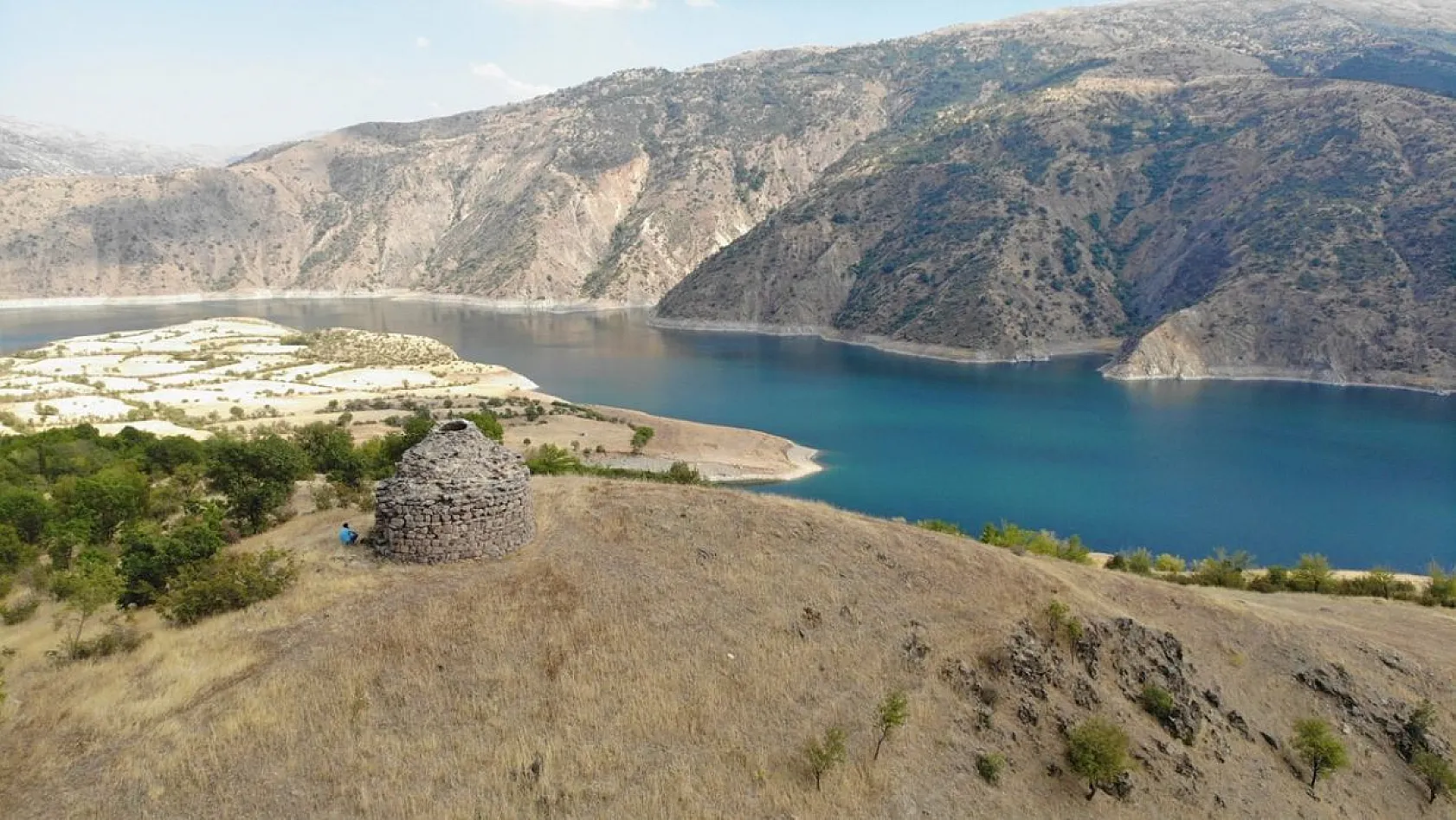 800 yıllık kümbet zamana direniyor