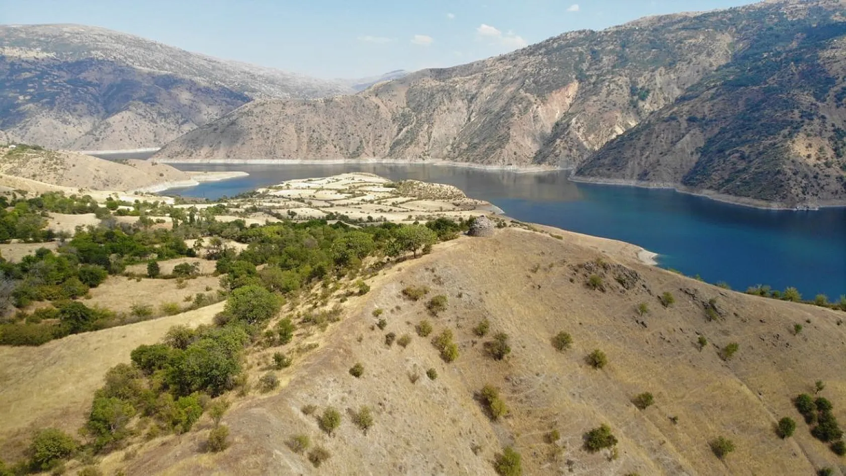 800 yıllık kümbet zamana direniyor