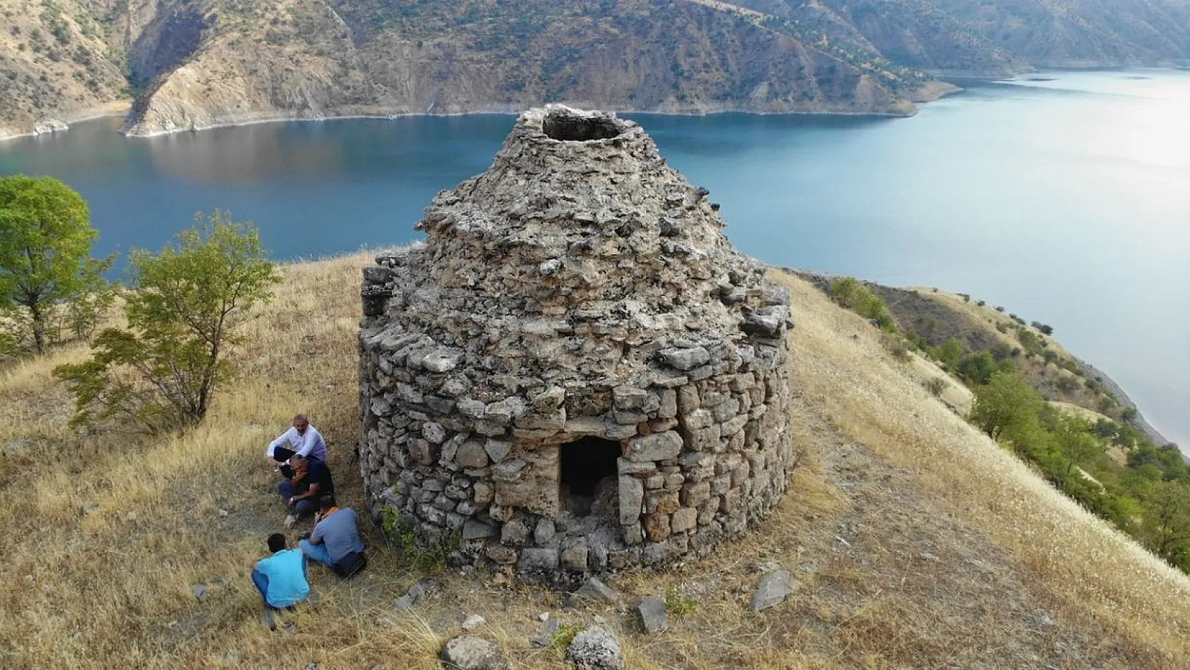 800 yıllık kümbet zamana direniyor