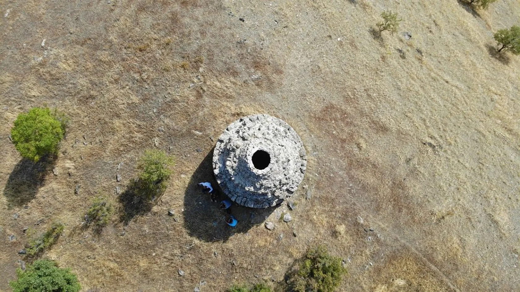 800 yıllık kümbet zamana direniyor